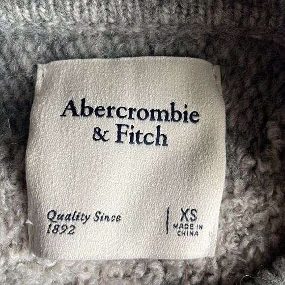 Abercrombie & Fitch Gray & White Geometric Cropped Sweater (Size: XS) - Picture 11 of 13